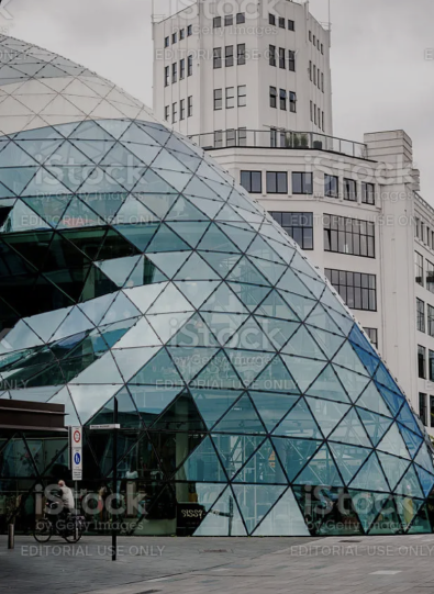 glazen gebouw in Eindhoven vlakbij het centrum en het Philips gebouw